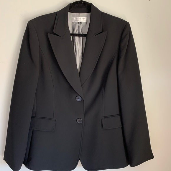 Tahari Jackets & Blazers - TAHARI BLACK TWO BUTTONS JACKET